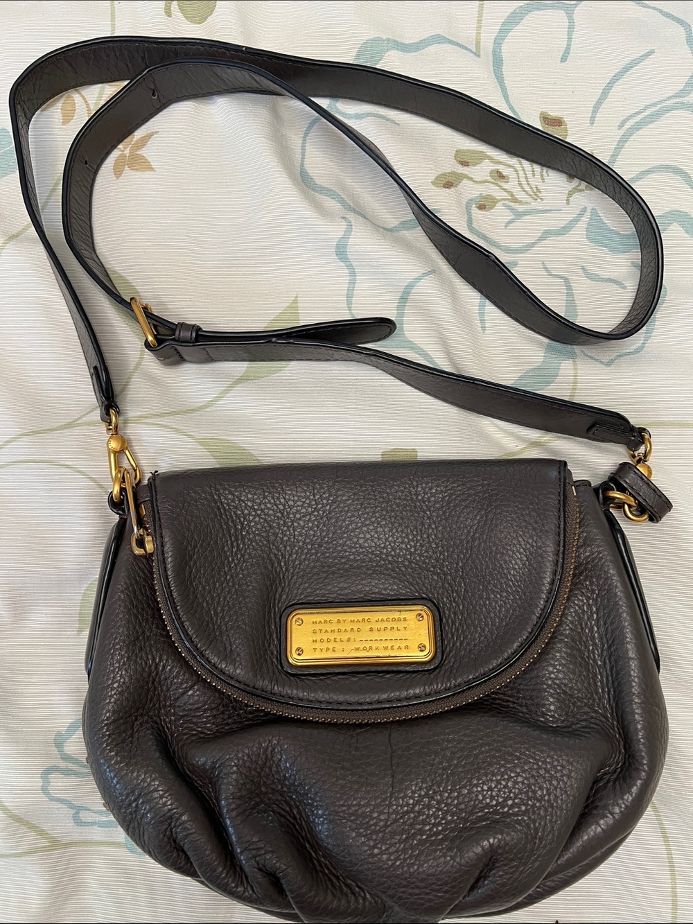 EUC. Marc by Marc Jacobs Black Leather Pebbled Crossbody with Gold Plate